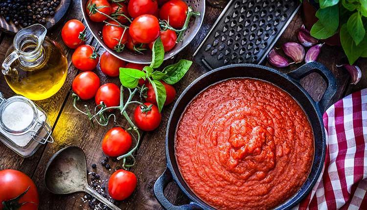 طرز تهیه رب گوجه خانگی خوشرنگ و غلیظ با 2 روش ساده
