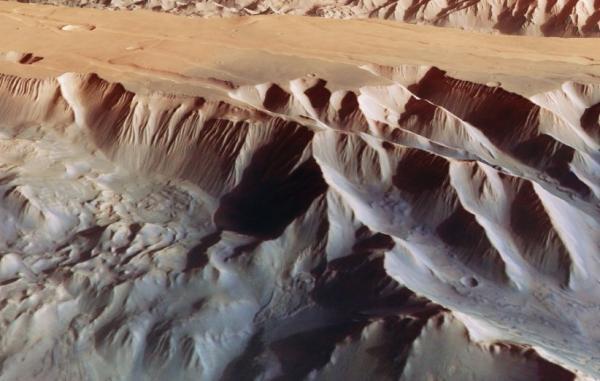 مدارگرد مریخ تصاویری شگفت انگیز از بزرگ ترین دره منظومه شمسی ثبت کرد